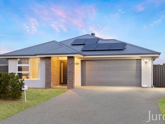 Lavish Family Home with a Sparkling Swimming Pool!