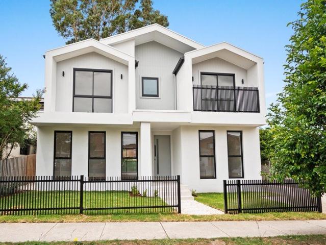 Lavish Hampton's Inspired Home in Serene Location