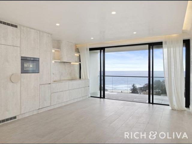 Lavish Living with Serene Beachside Outlooks!