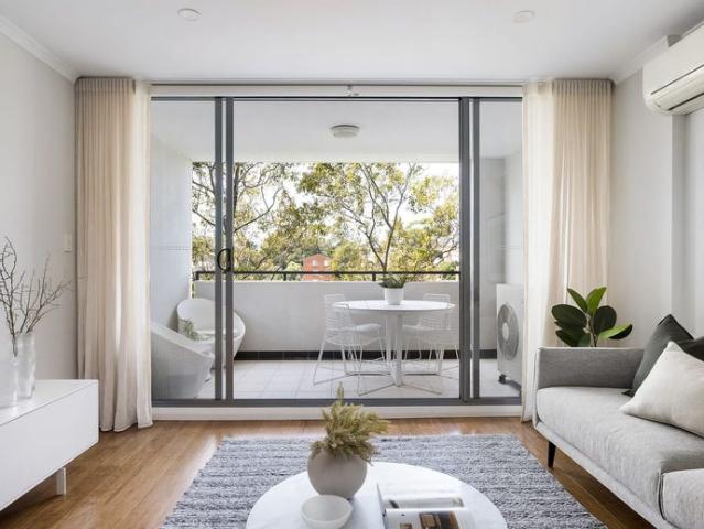 Lavish urban sanctuary in desirable complex