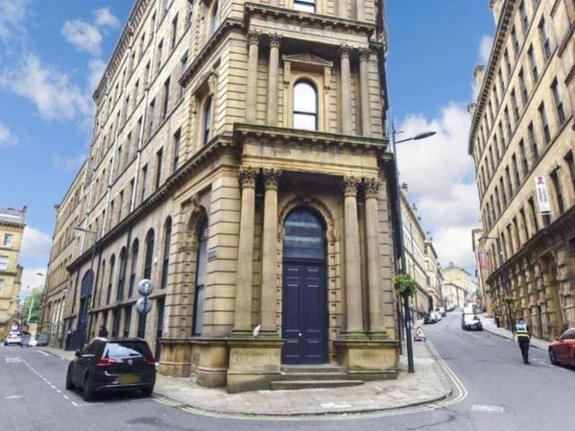 Law Russell House, 63 Vicar Lane. 1 bed apartment to rent £595 pcm £137 pw