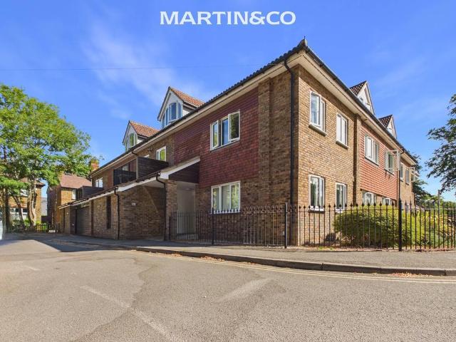 Lawford House, Staines upon Thames TW18 2 bed apartment to rent £1,650 pcm £381 pw
