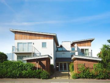Lawn Lane, Hemel Hempstead HP3, 2 bed flat to rent, £1,650 pcm | PrimeLocation