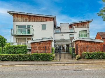 Lawn Lane, Hemel Hempstead HP3, 2 bed flat to rent, £1,650 pcm | PrimeLocation