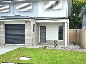 LAWNED BACKYARD 3 BED 2BATH TOWNHOUSE FULLY DUCTED AIR