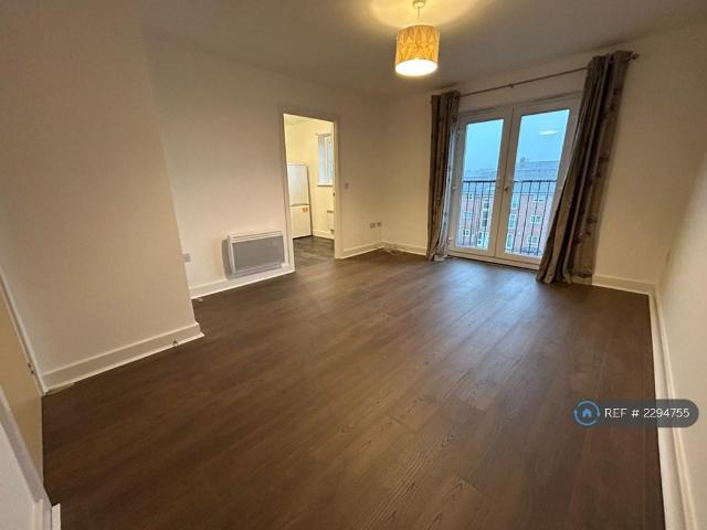 Lawnhurst Avenue, Manchester, M23 2 bed flat to rent £1,180 pcm £272 pw