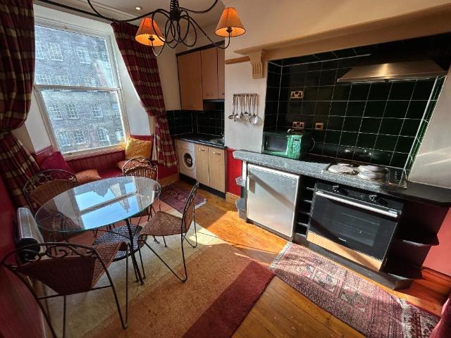 Lawnmarket, Old Town, Edinburgh, EH1 1 bed flat to rent £1,045 pcm £241 pw