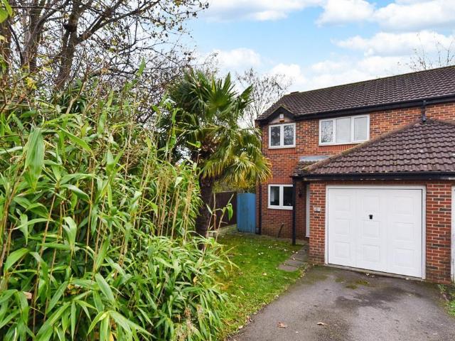 Lawrence Avenue, Nottingham NG4 3 bed semi detached house to rent £1,195 pcm £276 pw