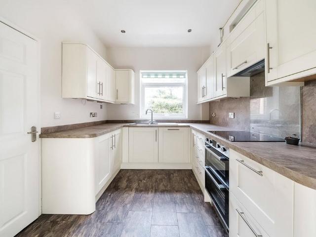 Lawrence Close, Cheltenham GL52 4 bed detached house to rent £2,250 pcm £519 pw