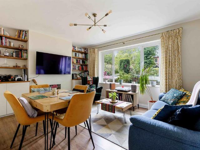 Lawrie Park Avenue, Sydenham 3 bed flat to rent £2,500 pcm £577 pw
