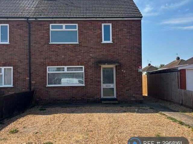 Lawson Avenue, Peterborough, PE2 3 bed semi detached house to rent £1,250 pcm £288 pw