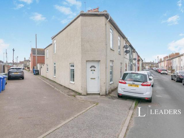 Lawson Road, Lowestoft, Suffolk, NR33 3 bed terraced house to rent £900 pcm £208 pw