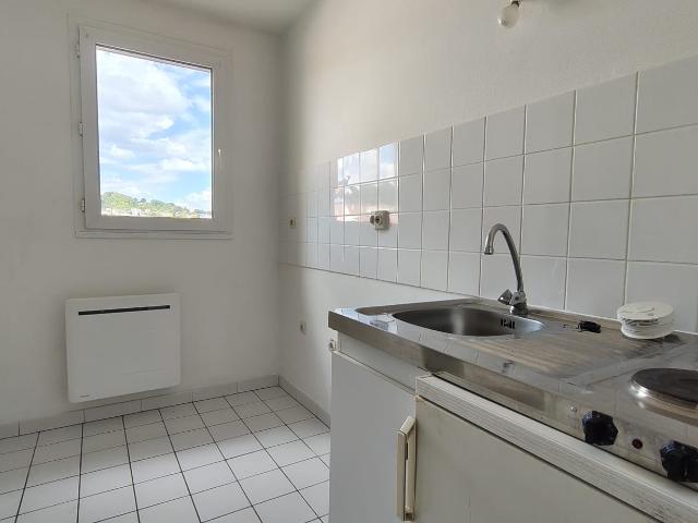 LAXOU PROCHE BOULEVARD DES AIGUILLETTES F1 DE 32 M2 AVEC EMPLACEMENT DE PARKING