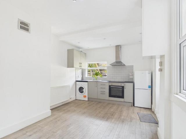 Layton Road, Brentford 2 bed ground floor flat to rent £2,000 pcm £462 pw