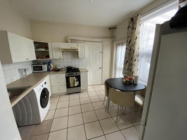 Layton Road, Hounslow TW3, 1 bed flat to rent, £1,350 pcm | PrimeLocation