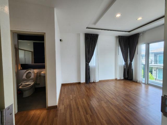 ลดราคา*ขายบ้านเดี่ยว ใกล้โรงเรียนนานาชาติเด่นหล้า 5 7 นาที ในราคา 6.5 ล้านบาท ราคาดีมาก * 4 ห้องนอน 3 ห้องน้ำ 3 ที่จอดรถ มีส่วนกลางให้ใช้