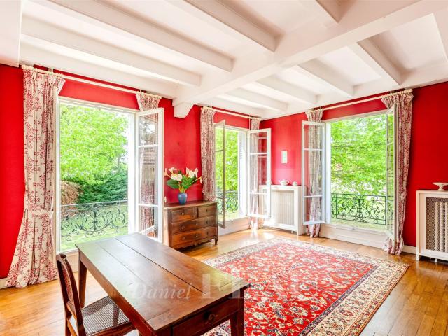 LE VESINET Maison de caractère dans un écrin de verdure. 342m² Le Vésinet