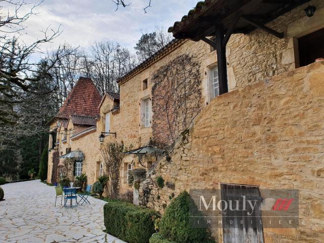 Le Vrai Charme D'une Demeure Type Manoir Situee Entre Quercy. 240m² Prayssac
