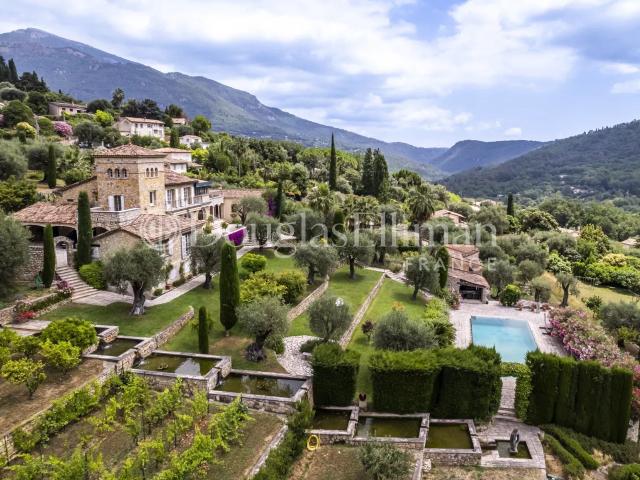 LE BAR SUR LOUP: Une Propriété Exceptionnelle en Pierre avec Vue Panoramique, Piscine, Tennis et Jardins Provençaux