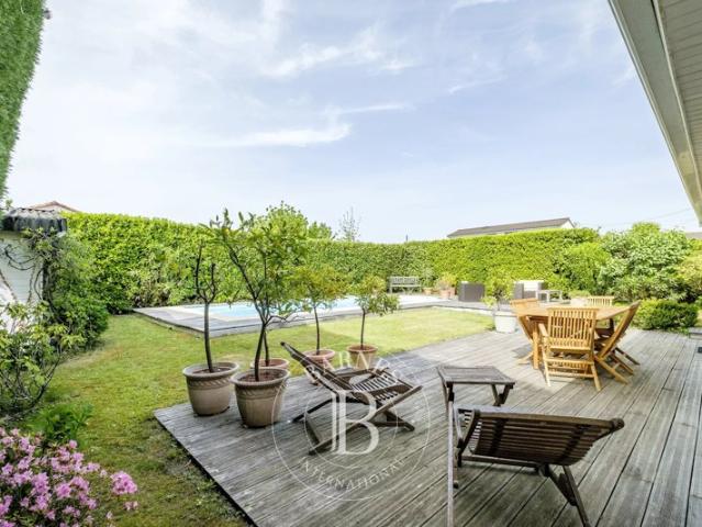 Le Bouscat Maison de 188 m² Jardin Piscine Dépendance