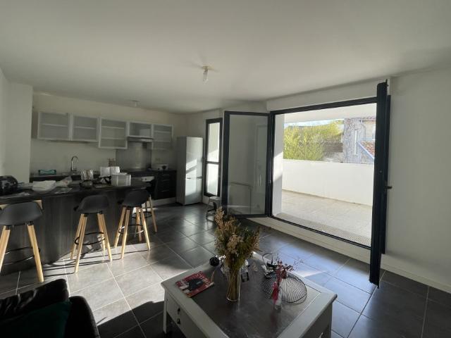 LE BOUSCAT CENTRE: APPARTEMENT DE TYPE 3 MEUBLE AVEC TERRASSE ET PARKING DANS RESIDENCE SECURISEE DE HAUT STA