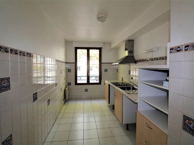 Le Busca, T3 de 80 m² avec balcon et parking