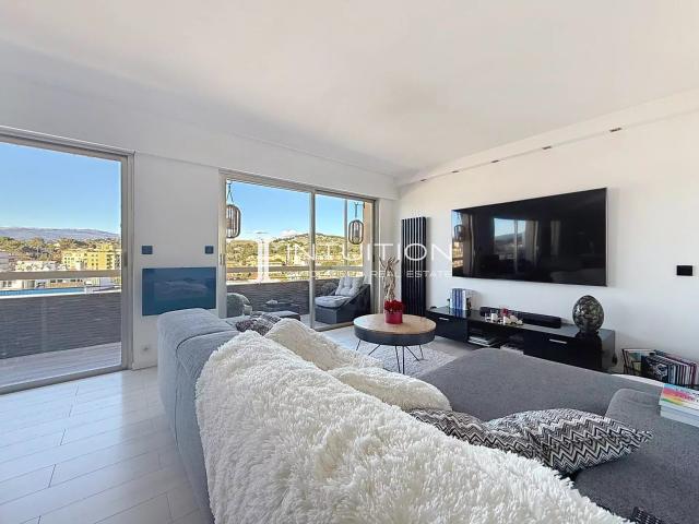 Le Cannet: Appartement 3 pièces traversant au dernier étage. 85m² Le Cannet
