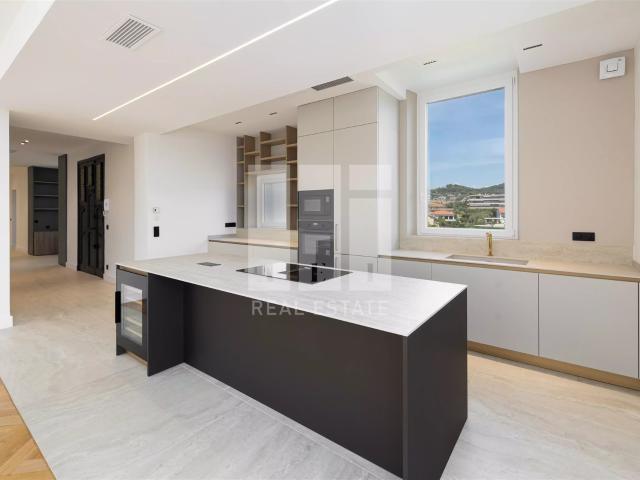 Le Cannet Grand Appartement 5 Pieces Entierement Renove 181m² Le Cannet