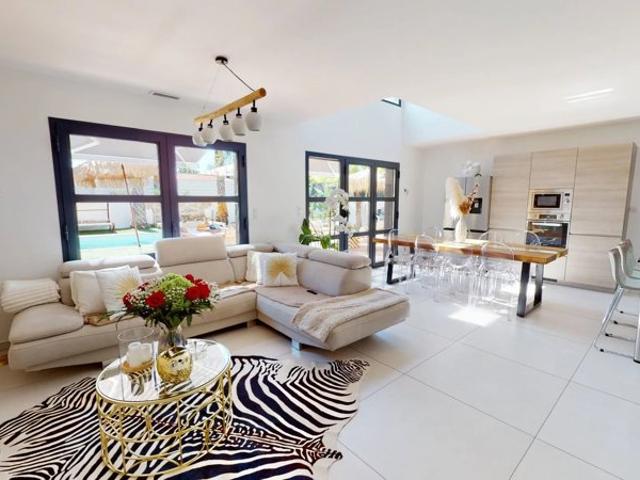 Le Cap d'Agde 34300 ambiance balinaise à moins de 300m de la plage pour cette villa contemporaine de 5 pièces avec piscine