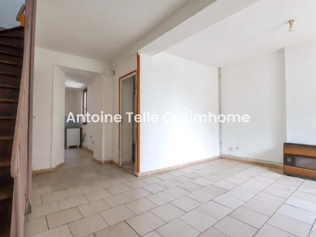 Le Cateau 59360 Opportunité d'investissement Maison de deux chambres avec cour intérieure