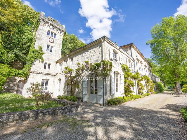 Le Château Éblouissant et Noble Avec des Tours Majestueuses 875m² Agen