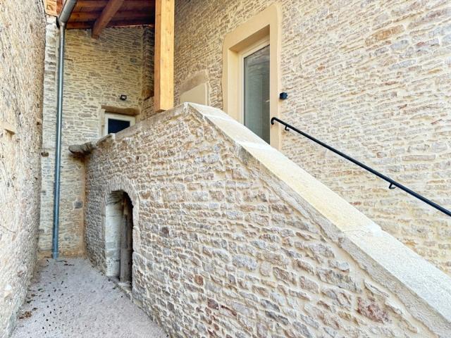 Le charme de l’ancien, le confort du moderne – Maison rénovée de 124 m² à Saint Maurice de Satonnay