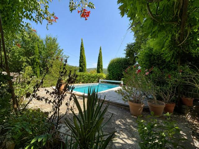 Le charme de la pierre allié à un revenu locatif ! 177m² Lagorce