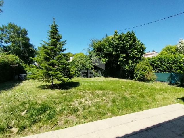 Le charme de la pierre, les volumes, le jardin? tout près du centre !