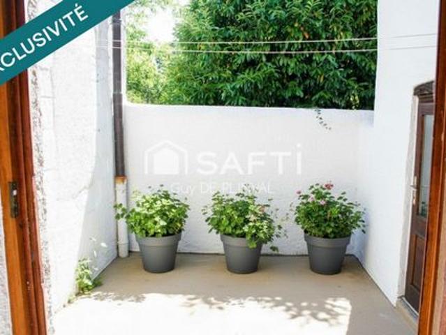 Le confort du village… avec votre terrasse rien qu’à vous !