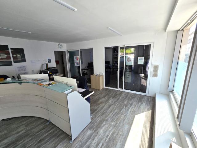 Le Foirail — local commercial occupé en cœur de Saint Palais, visibilité maximale depuis la place