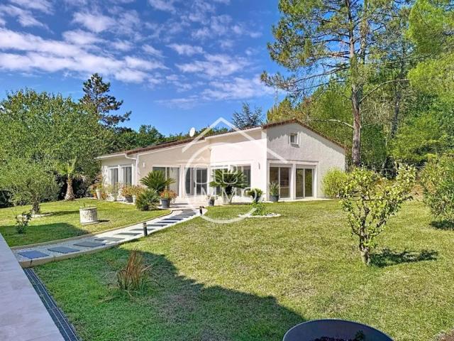 Le Fleix: Véritable Chartreuse avec Piscine Intérieure et Sauna