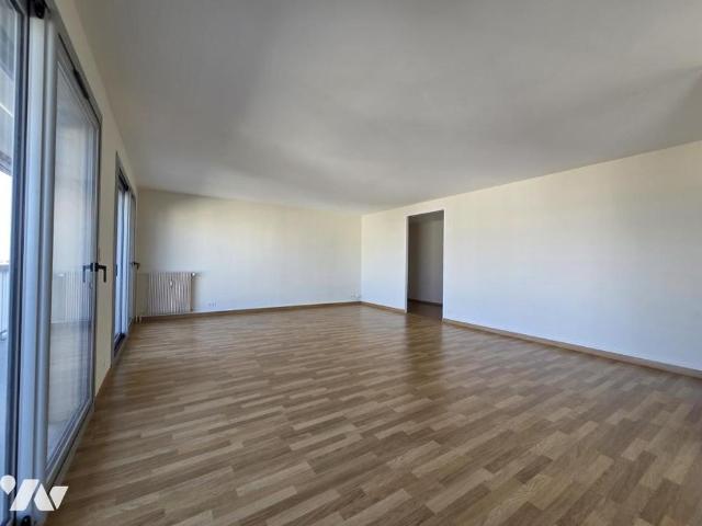 le grand siècle Rare dernier étage appartement de type 5 de 103m² avec garage et balcons