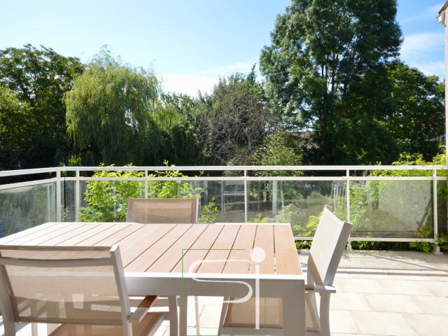 Le Gua maison avec piscine et jardin arboré