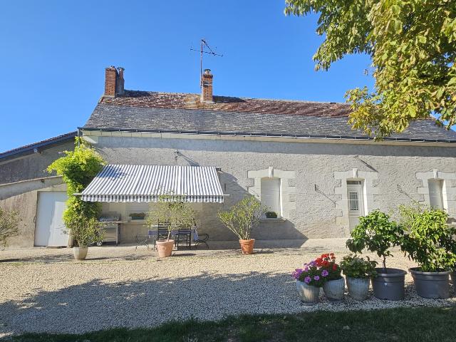 Le Louroux Maison ancienne avec dépendances sur 4 ha