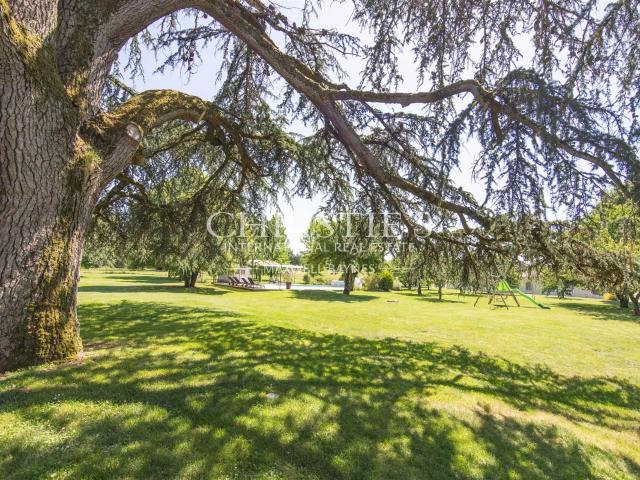Le Manoir Dovecote et le Pavillon d'Été sont perchés gracieu. 1588m² Agen