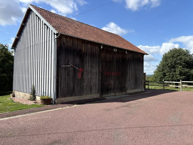 LE MELE SUR SARTHE Ancien corps de ferme avec dépendances et 2 hectares de prairie
