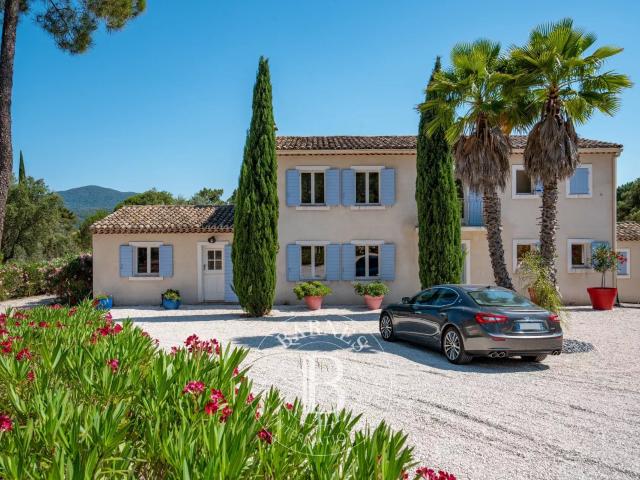 LE MUY VILLA DOMAINE PRIVÉ TERRAIN 1,1 HECTARE PISCINE
