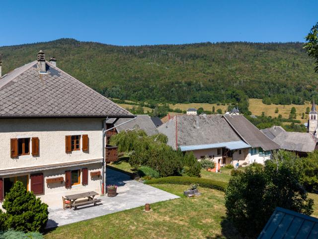 Le Noyer Ferme rénovée de caractère potentiel de 336m2 habitable 2.350 m2 de terrain plat