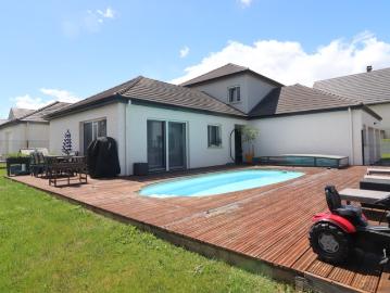 Le paradis des familles: maison moderne avec piscine et aire de jeux à deux pas