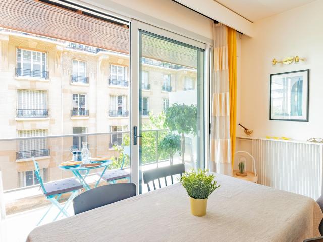 Le Paul >•  Near the Eiffel Tower, shops, and metro, Paris Amsterdam Apartments for Rent