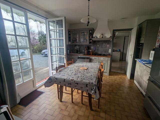 LE PERRIER maison 4 chambres, avec garage, dépendance, grand jardin