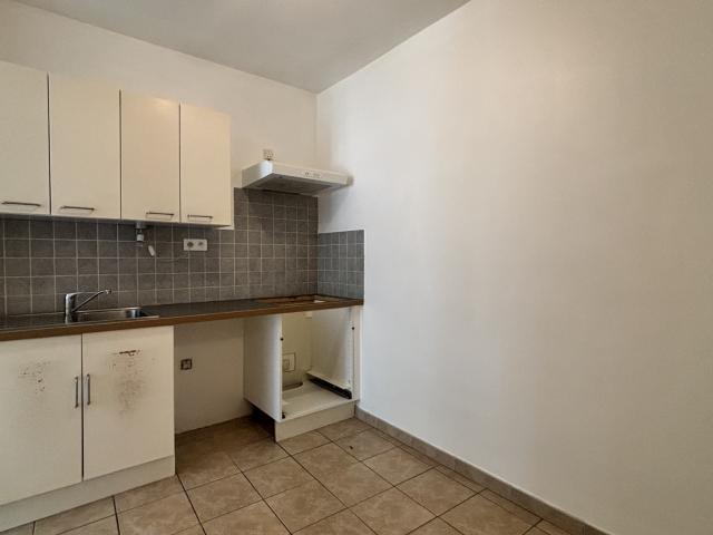 LE PONTET APPARTEMENT T3/4 AVEC GARAGE ET COURS AU PONTET