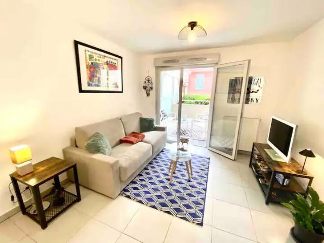Le Port STUDIO meublé avec terrasse 14 m2 Appartement disponible Jusqu'à début MAI