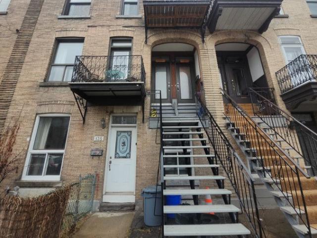 Le plateau Mont Royal: Superbe unité rénovée de 2 chambres à coucher avec espace bureau